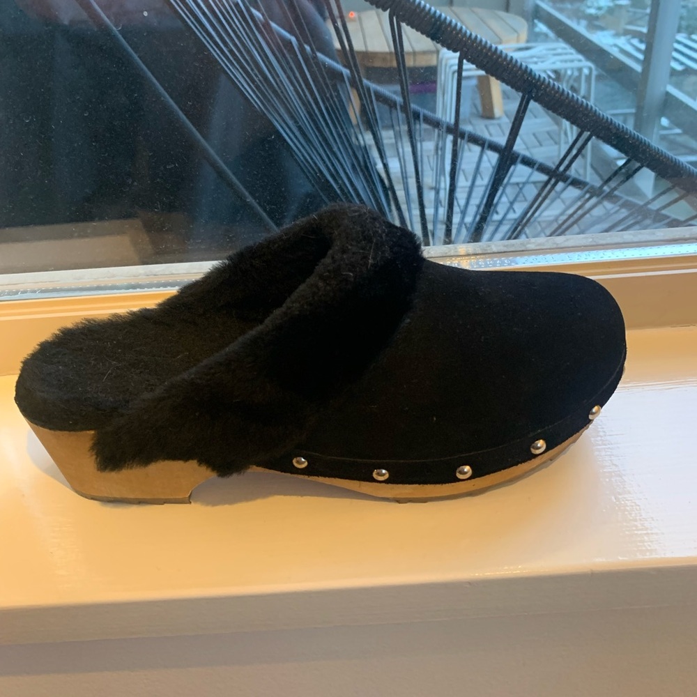 Cozy Sheepskin Clogs with Heel - Picture 4 of 8